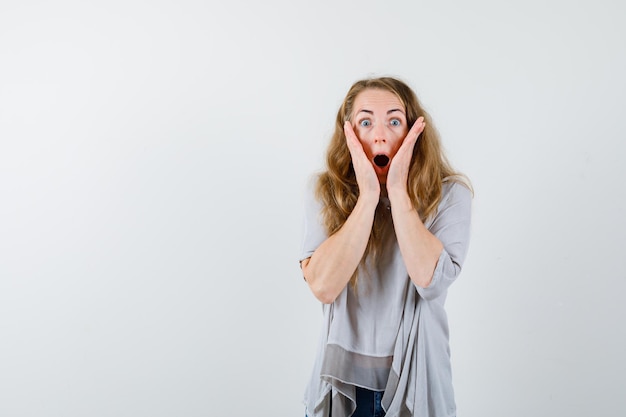 Expressieve jonge vrouw poseren in de studio