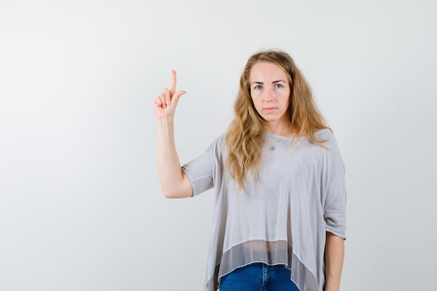 Expressieve jonge vrouw poseren in de studio