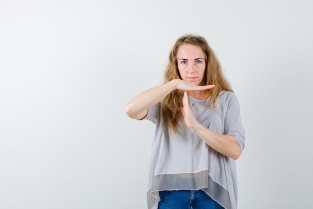 Expressieve jonge vrouw poseren in de studio