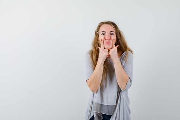 Expressieve jonge vrouw poseren in de studio