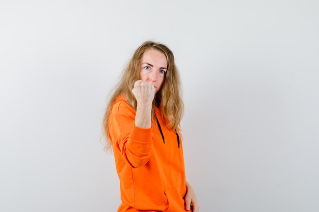 Gratis foto expressieve jonge vrouw poseren in de studio