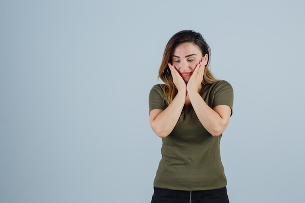 Expressieve jonge vrouw poseren in de studio