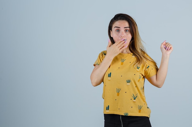 Gratis foto expressieve jonge vrouw poseren in de studio