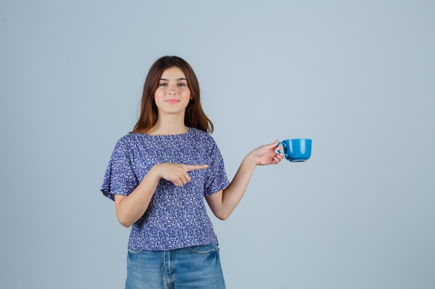 Expressieve jonge vrouw poseren in de studio