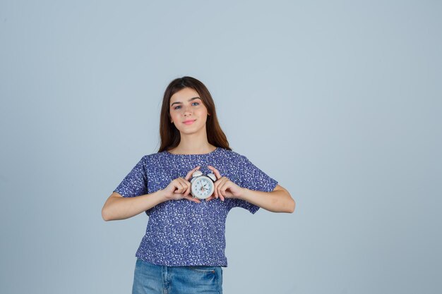 Expressieve jonge vrouw poseren in de studio
