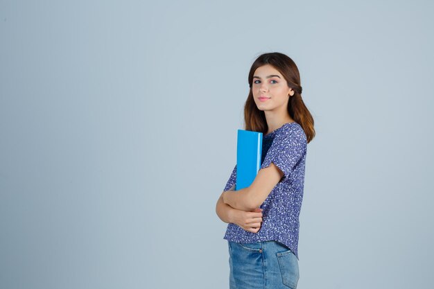 Expressieve jonge vrouw poseren in de studio