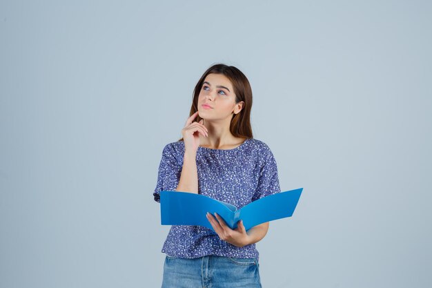 Expressieve jonge vrouw poseren in de studio