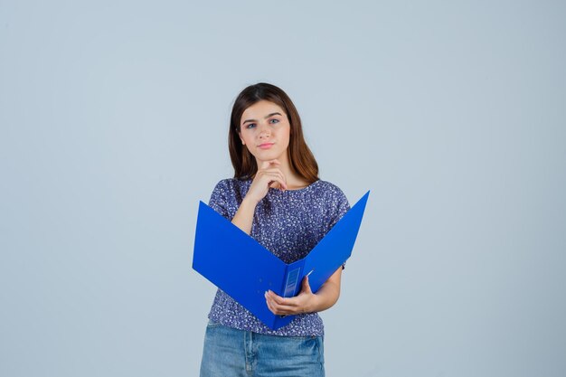 Expressieve jonge vrouw poseren in de studio