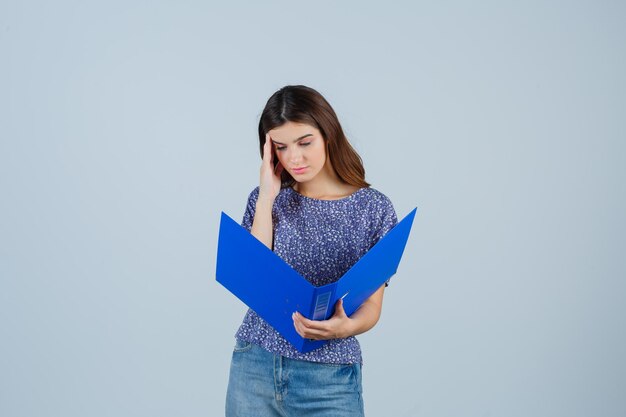 Expressieve jonge vrouw poseren in de studio