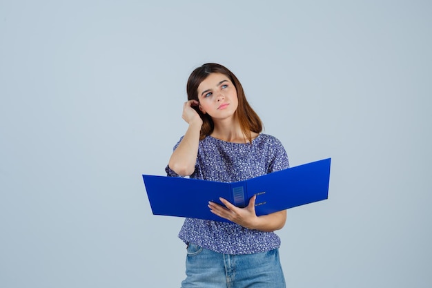 Expressieve jonge vrouw poseren in de studio