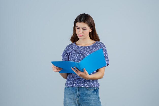 Expressieve jonge vrouw poseren in de studio