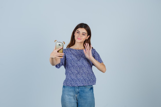 Expressieve jonge vrouw poseren in de studio