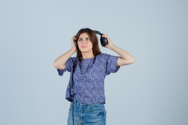 Expressieve jonge vrouw poseren in de studio