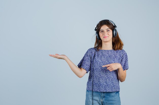 Expressieve jonge vrouw poseren in de studio