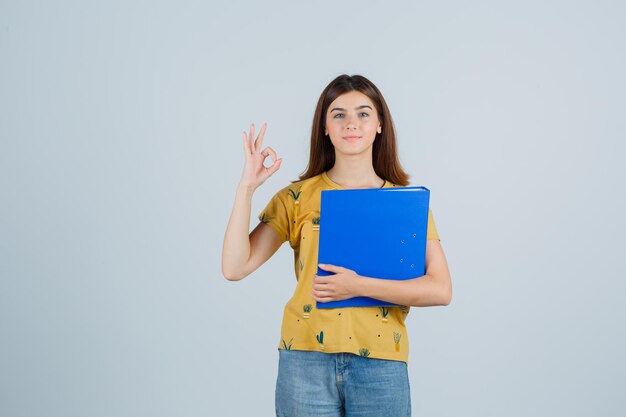 Expressieve jonge vrouw poseren in de studio