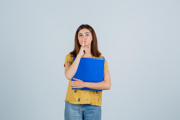 Expressieve jonge vrouw poseren in de studio