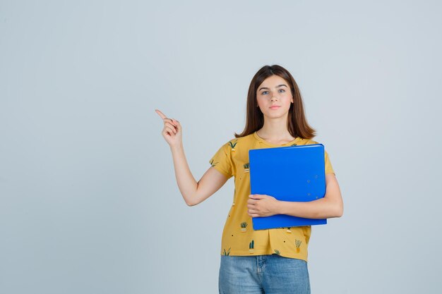 Expressieve jonge vrouw poseren in de studio