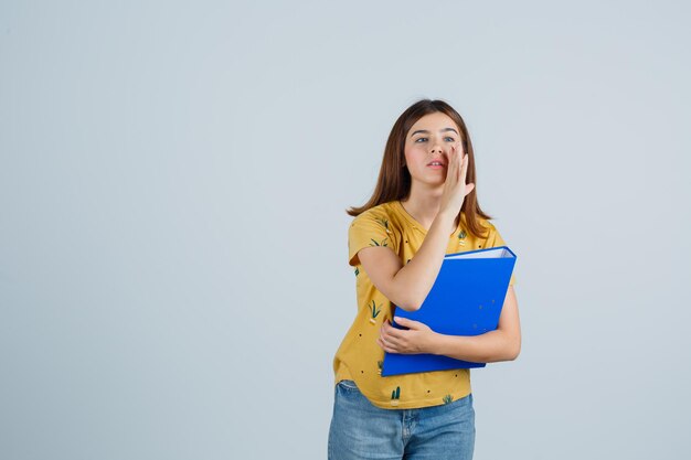 Expressieve jonge vrouw poseren in de studio