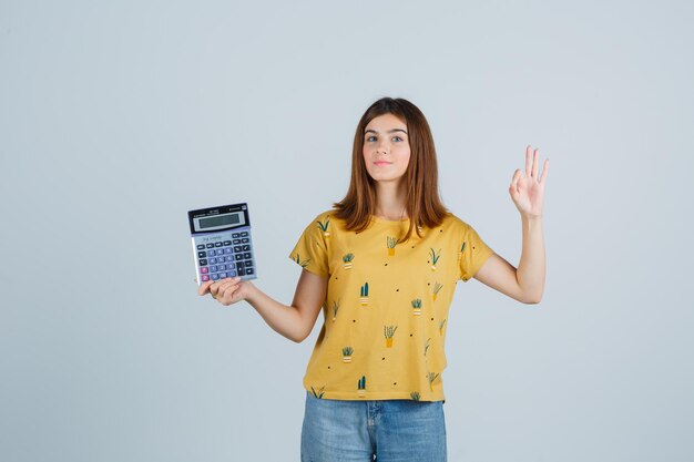 Expressieve jonge vrouw poseren in de studio