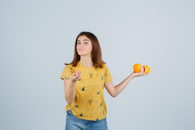 Expressieve jonge vrouw poseren in de studio