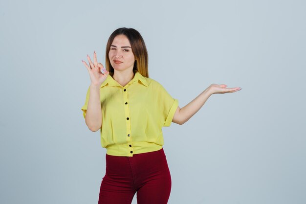 Expressieve jonge vrouw poseren in de studio