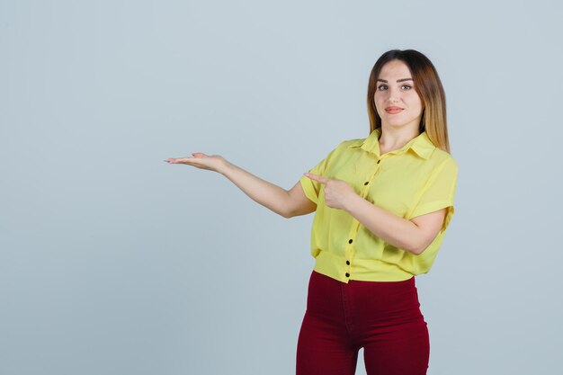 Expressieve jonge vrouw poseren in de studio