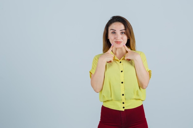 Expressieve jonge vrouw poseren in de studio