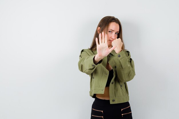 Expressieve jonge vrouw poseren in de studio