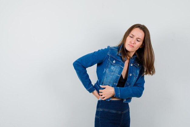 Expressieve jonge vrouw poseren in de studio