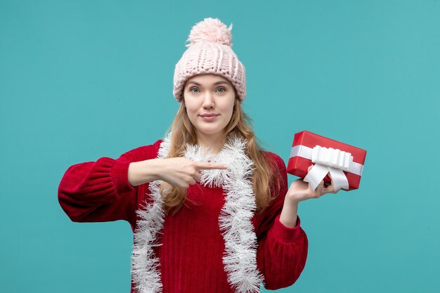 Expressieve jonge vrouw poseren voor de wintervakantie