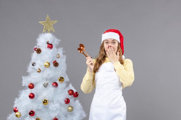 Expressieve jonge vrouw poseren voor de wintervakantie