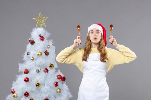 Expressieve jonge vrouw poseren voor de wintervakantie