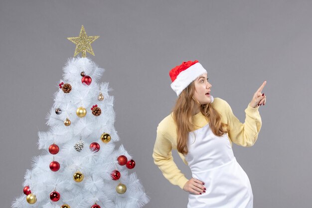 Expressieve jonge vrouw poseren voor de wintervakantie