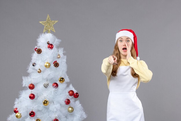 Expressieve jonge vrouw poseren voor de wintervakantie