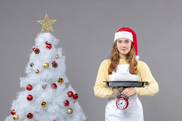 Expressieve jonge vrouw poseren voor de wintervakantie