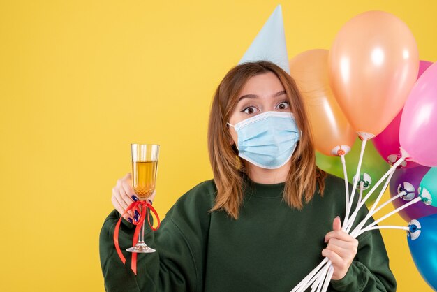 Expressieve jonge vrouw poseren voor Kerstmis