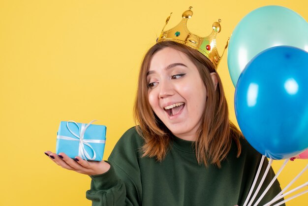 Expressieve jonge vrouw poseren voor Kerstmis