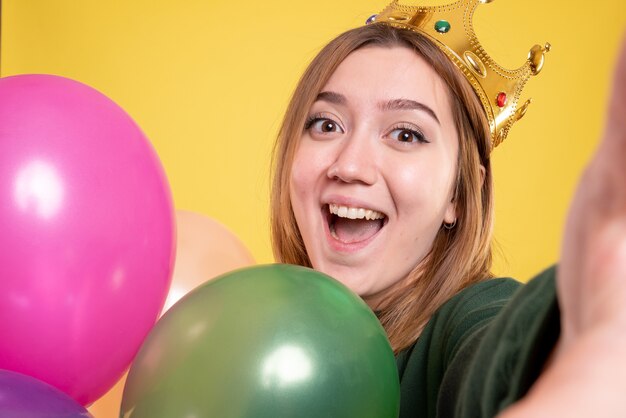 Expressieve jonge vrouw poseren voor Kerstmis