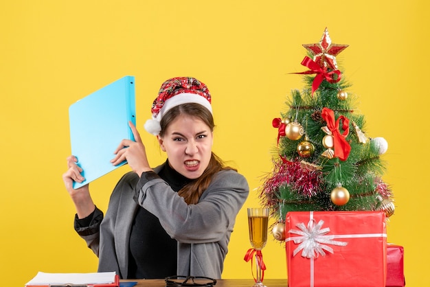 Expressieve jonge vrouw poseren voor kerstmis