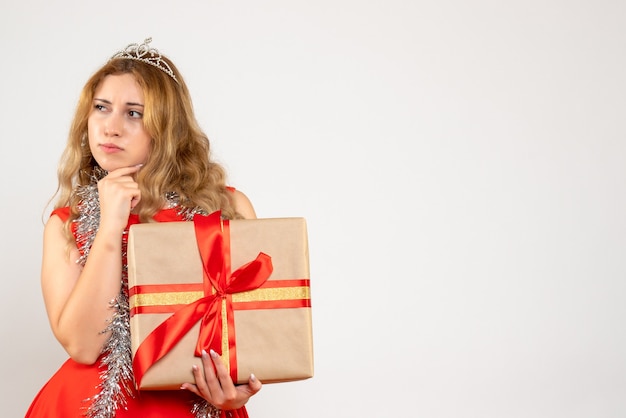 Expressieve jonge vrouw poseren voor Kerstmis