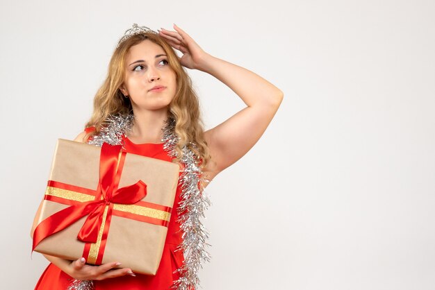 Expressieve jonge vrouw poseren voor Kerstmis