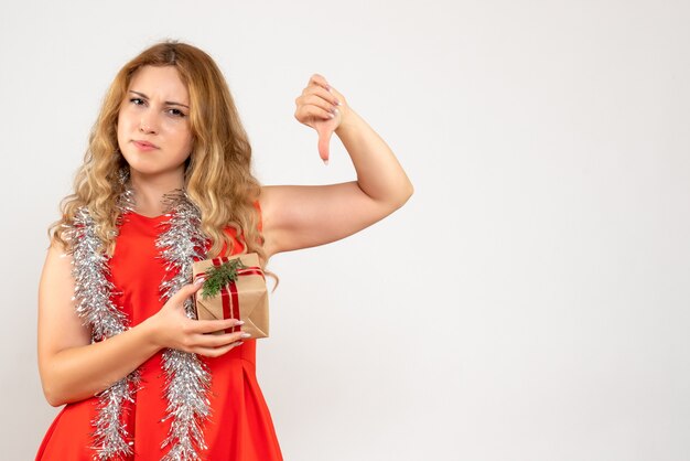 Expressieve jonge vrouw poseren voor Kerstmis