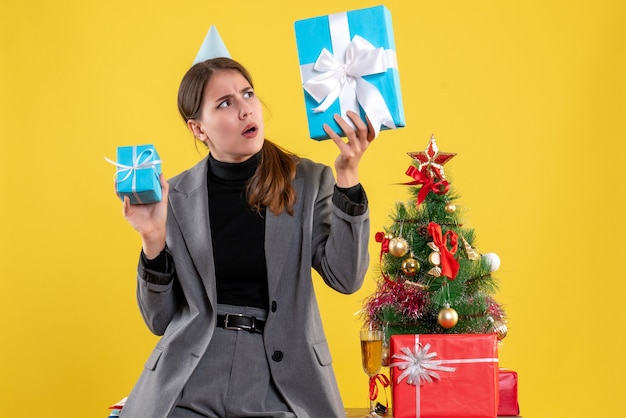 Expressieve jonge vrouw poseren voor Kerstmis