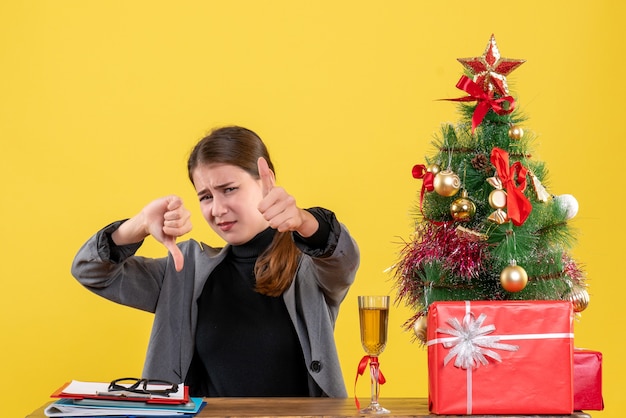 Expressieve jonge vrouw poseren voor Kerstmis