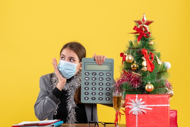 Expressieve jonge vrouw poseren voor Kerstmis