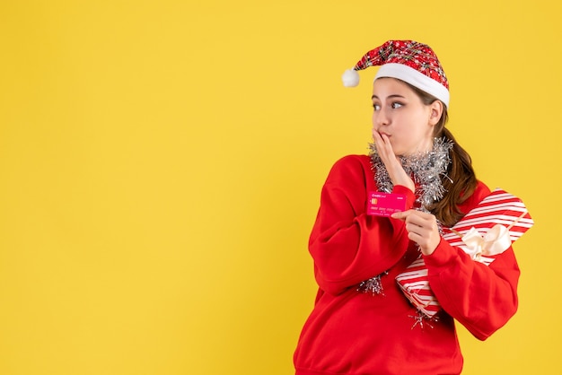 Expressieve jonge vrouw poseren voor kerstmis