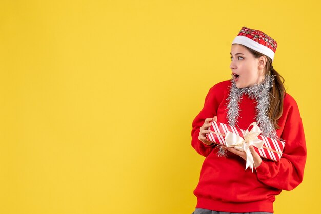 Expressieve jonge vrouw poseren voor Kerstmis