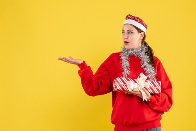 Expressieve jonge vrouw poseren voor Kerstmis