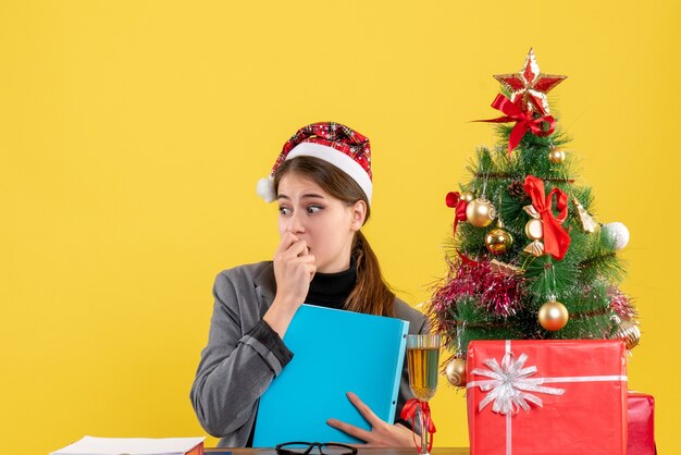 Expressieve jonge vrouw poseren voor Kerstmis