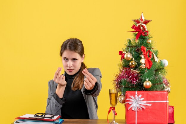 Expressieve jonge vrouw poseren voor Kerstmis